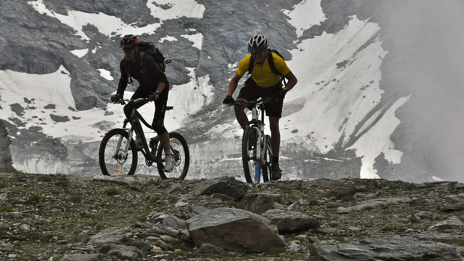 Radfahrer auf felsigem Untergrund bei Verbier