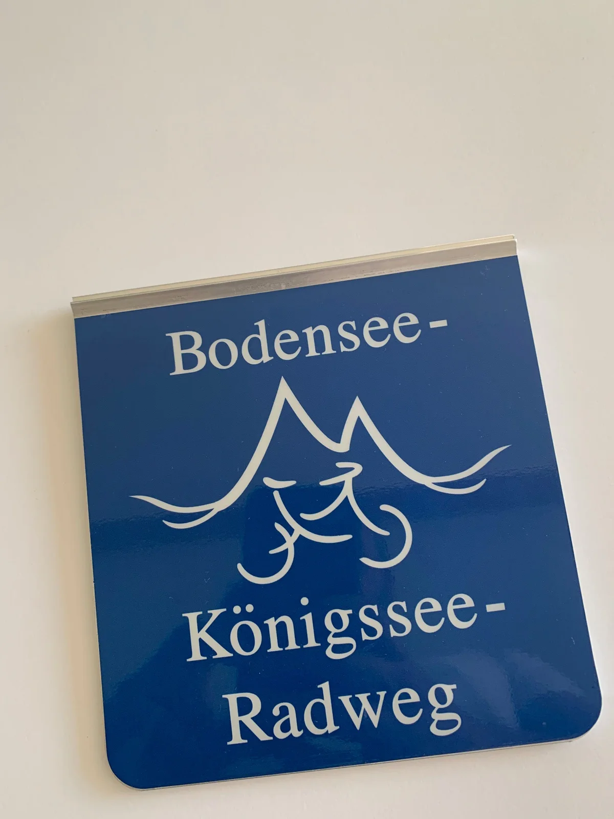 Dunkelblaues Routenschild des Bodensee–Königssee-Radwegs