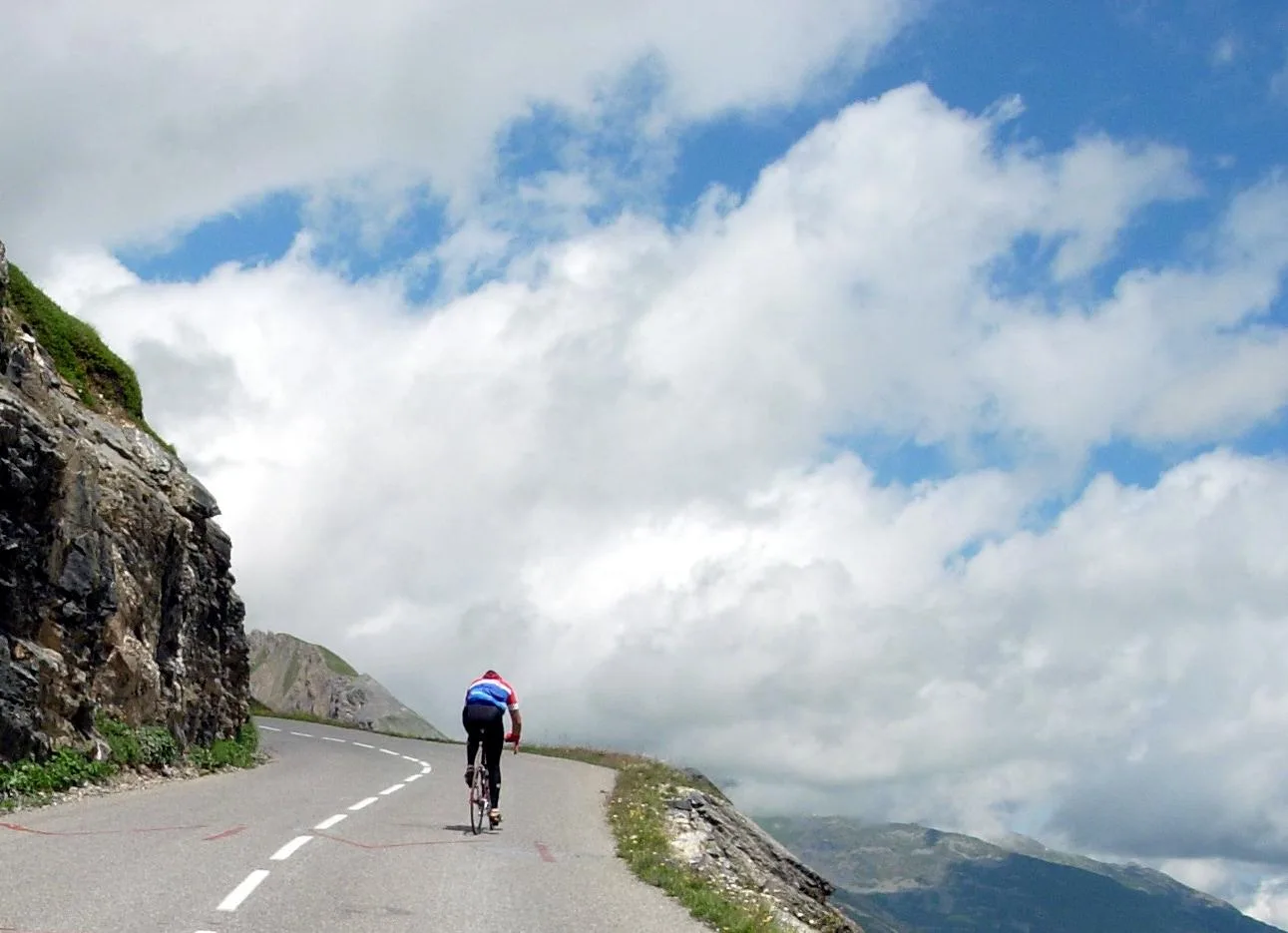 Radfahrer bei der Auffahrt zum Col du Galibier